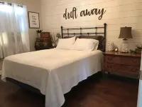 Modern 4 Bedroom 2 Bath Sleeps 10 Newly Renovated Whole House Rental - Boutique