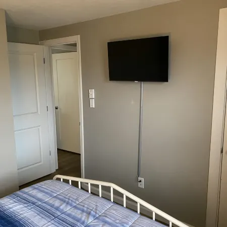Quaint recently renovated house walking distance to  Lake Shore Park.