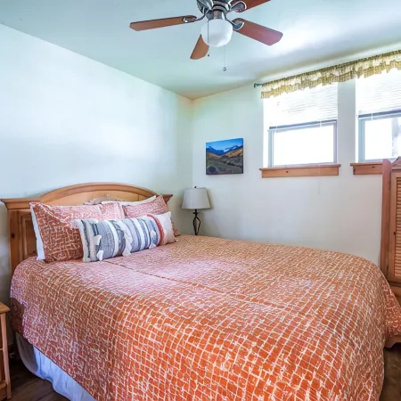 Walk to Downtown! 2-bedroom with mountain views