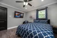 High End Pond Chalet in Country & But Near Shops - 3-Star