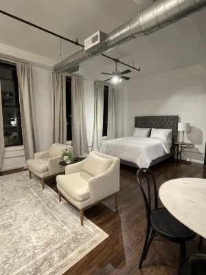 Spacious Loft in Historic Baggs Square - 4-Sterne