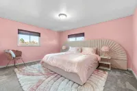 Casa Kaleidoscope: Whimsical Selfie Museum - 5bd sleeps 15 - 3-Star