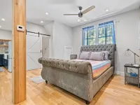 Studio above a detached garage away from main house on a private lot. - Wifi