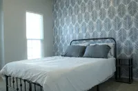 COZY Tropical Oasis with Saltwater Summer Pool Sleeps 8 - Bungalows
