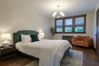 Midtown Manor: Full Kitchen + A/C + Backyard + Washer & Dryer - 방갈로