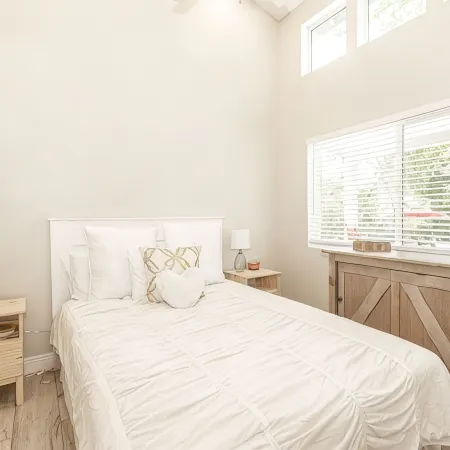 Adorable 4 Bedroom Guest House WPool + Jacuzzi