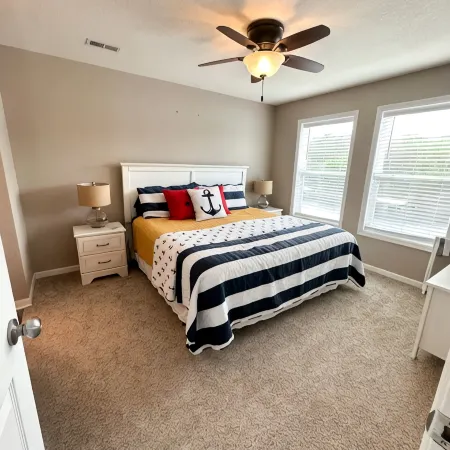 NEW LISTING *Lakefront* Sleeps 6* Pool*