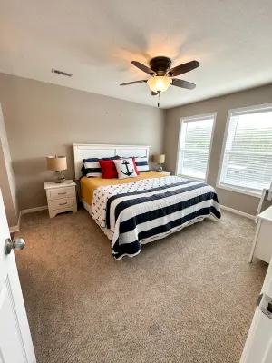 NEW LISTING *Lakefront* Sleeps 6* Pool* - Wifi