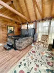 Fox Den Cabin Sleeps up to 18 ADA Compliant main floor w/ Hot Tub - 4 stjerner