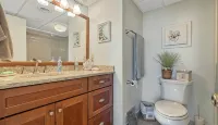 2 Minute Walk To Diamond Beach! Charming 2 BR condowith wonderful ocean views! - 발코니