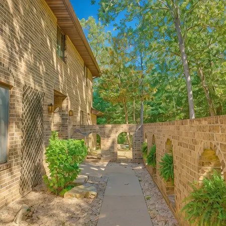Huge 3 Story House Minutes From The Lake!