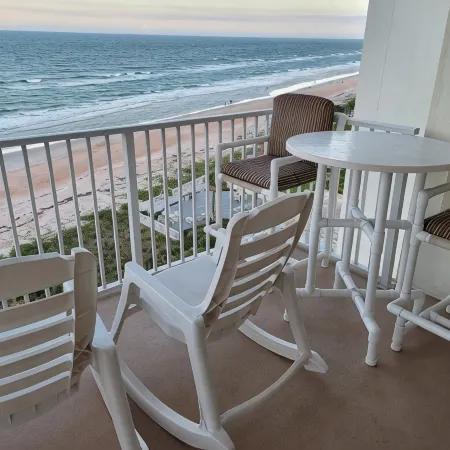 Bobby's oceanfront   2 king suites and bunk beds condo