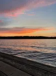 Cozy 3-bedroom Lake house with fiber Wifi, Boathouse & Dock on Lake Sinclair - 4-Star