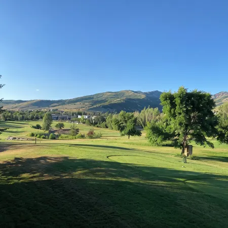 Year-round resort condo minutes from skiing, lake, golf, pool, sleeps 6