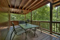 Walk to the River! 3 Story Cabin w/ Firepit~ Games ~ Fireplace~Covered deck! - Hytter