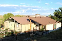 for animal lovers - cute, little Bunkhouse attached to the horse barn - Wifi