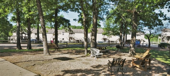 Waterfront Indian Pointe Condo, Views, Pools, Tennis and more. 17mm Hotels in Osage Beach