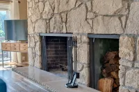 Vintage Golf/Ski Condo Near Mt. Hood w/ Beautiful Views - Wi-Fi