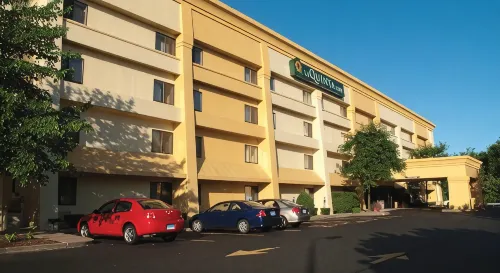 La Quinta Inn & Suites by Wyndham Hartford - Bradley Airport - breakfast
