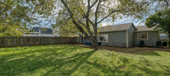 Fully-Stocked Home with Cowboy Pool & Luxury Beds Hotels in Georgetown
