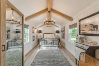 Glamping in Spicewood TX Hill Country ~ Cabin 3 The Sonnie at Green Acres - 4 tähden