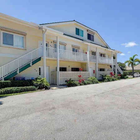 The Captain’s Quarters - WALK TO BEACH!