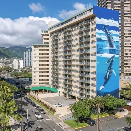 Dazzling Waikiki Apt Sleeps 7-excellent A/C & PARKING included