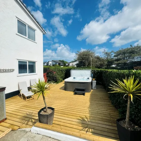Beautiful Beach house sleep13, 5 mins to beach&Hot Tub, games room, pets allowed