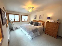 Spacious Newly renovated house with Hot tub, Game Room, Fitness room and more! - Boutique