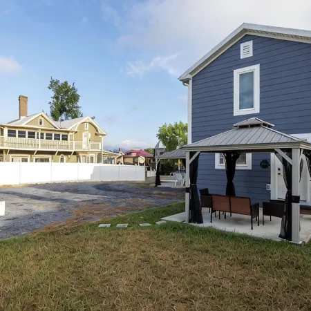 The Flynn- Cute & Cozy Home on Main St, Luray - right downtown! Chef available