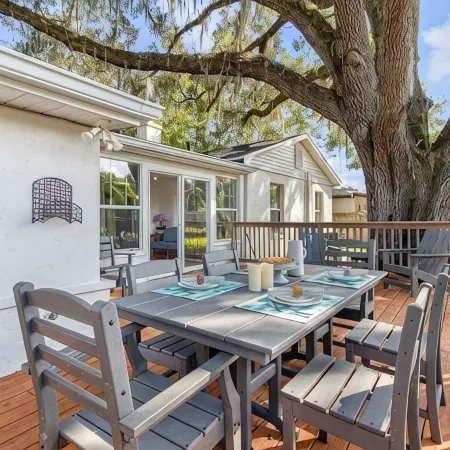 Pool, bbq & large backyard in charming downtown. Pet Friendly!