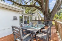 Pool, bbq & large backyard in charming downtown. Pet Friendly! - Boutique