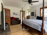 Ada’s Guesthouse- historic home close to lake, shopping, parks, trails, BVU - واي فاي