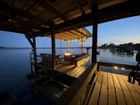 Romantic Lakefront Retreat: Hot Tub, Private Deck, Screened Porch, Dock & Kayaks - Homestays
