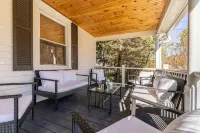 11 bedroom Lodge - Swim Spa/Hot Tub - Firepit - Game room - sleeps 26 - Wifi