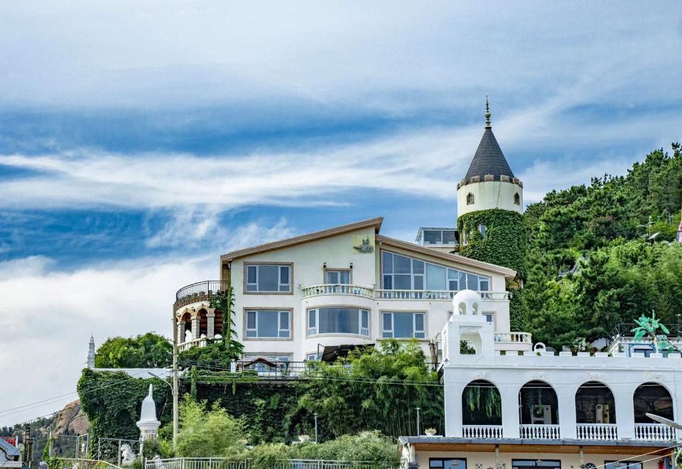 라오산 스완 캐슬의 아름다운 정원과 건물