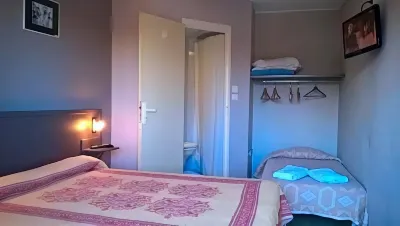 Riv'Hotel Hotel dekat Chateau De Grave