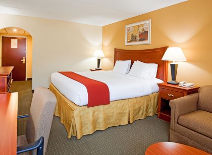 Holiday Inn Express & Suites Fayetteville-FT. Bragg