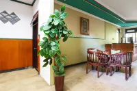 Hotel Shabine Rungkut Mitra RedDoorz Hotel a Gunung Anyar