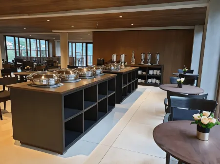 Grand Metro Hotel Puncak Отели рядом с достопримечательностью «Botanic Garden Cibodas»