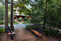 Lily Creek Lodge فنادق في داوسونفيل