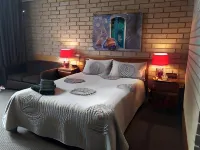 Moe Motor Inn - Contactless 24 Hour Checkinn Available فنادق في Newborough