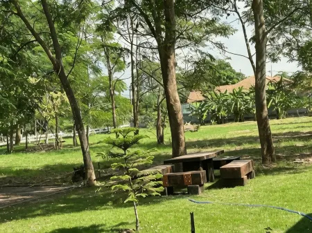 Me and Tree Villa Отели рядом с достопримечательностью «Wat Walukaram»