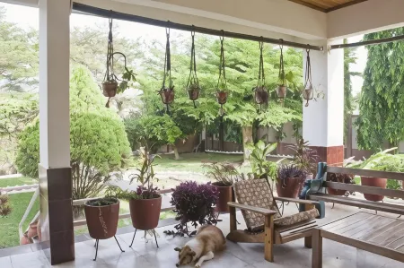 Four Villages Inn Отели рядом с достопримечательностью «Patasi Market»