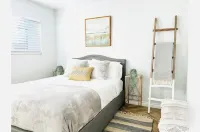 3628 Stylish and Cozy Mission Beach Cottage just steps away from the sand