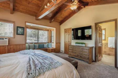 Lichen Lodge - Large Cabin Retreat in the Cool Pines