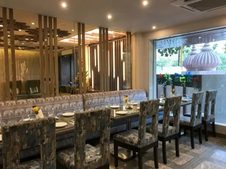 JRD Pride-Business Hotel Отели рядом со станцией Moolchand