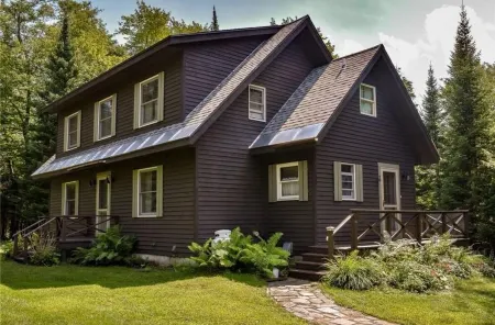 Cozy 4-Bedroom Cottage Nestled in the Trees by Kayuta Lake Отели в г. Форестпорт