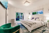 Heated Pool, Hot Tub and Stylish Lounge Area - Spacious Elegant Haven Hotels in Aventura