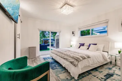 Heated Pool, Hot Tub and Stylish Lounge Area - Spacious Elegant Haven Hotels in Aventura